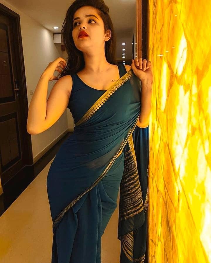 1 Look Stunning Call Girls In Defence Colony +917303025131